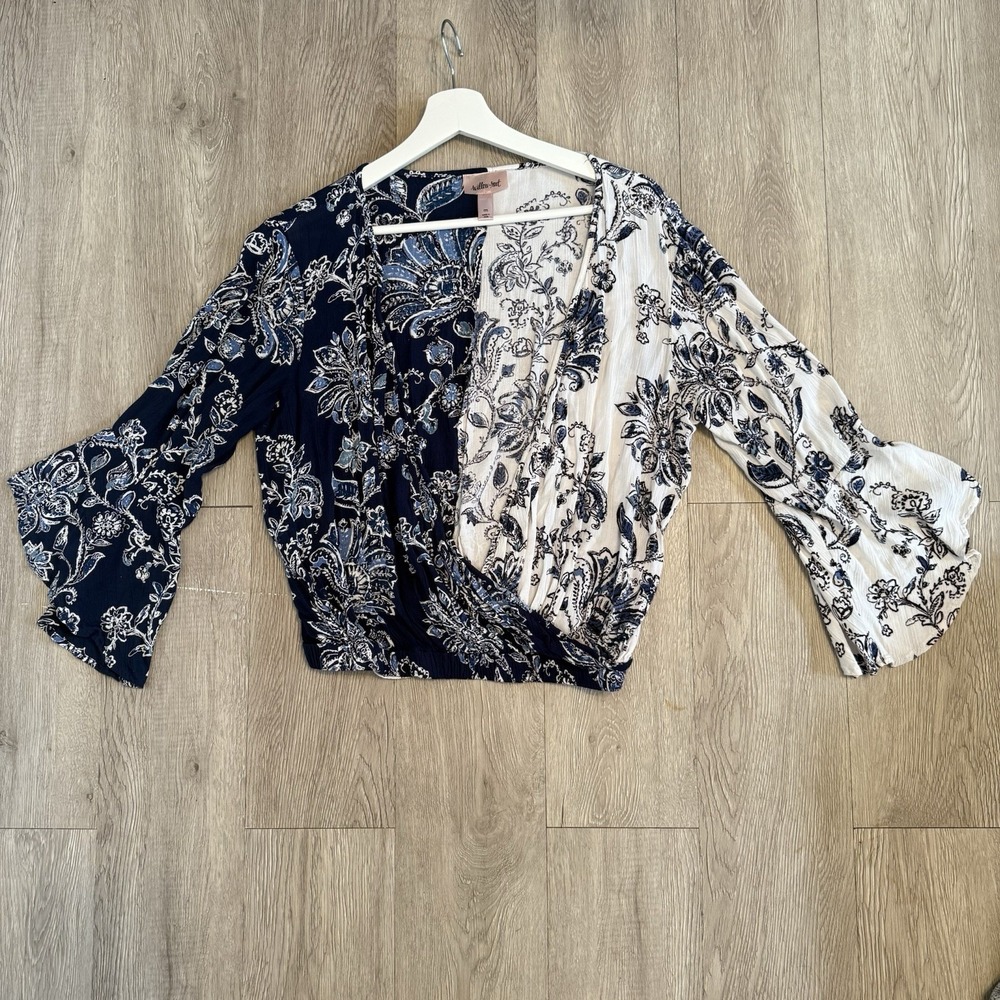 Willow & Root Juniors Medium Two Tone‎ Long Belle Sleeve Floral Top Blue White - Picture 6 of 9
